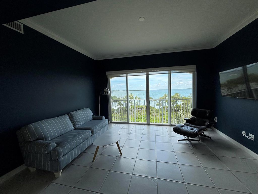 Image 21 of property listing at 23 Harbour Isle Drive W 303, Fort Pierce, FL 34949