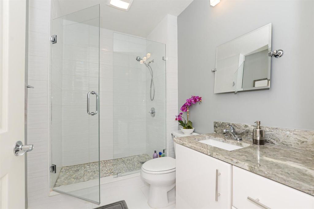 Image 39 of property listing at 23 Harbour Isle Drive W 303, Fort Pierce, FL 34949