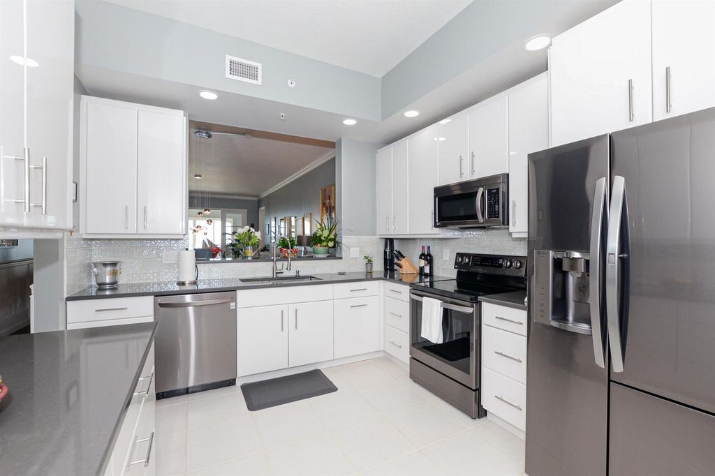 Image 5 of property listing at 23 Harbour Isle Drive W 303, Fort Pierce, FL 34949