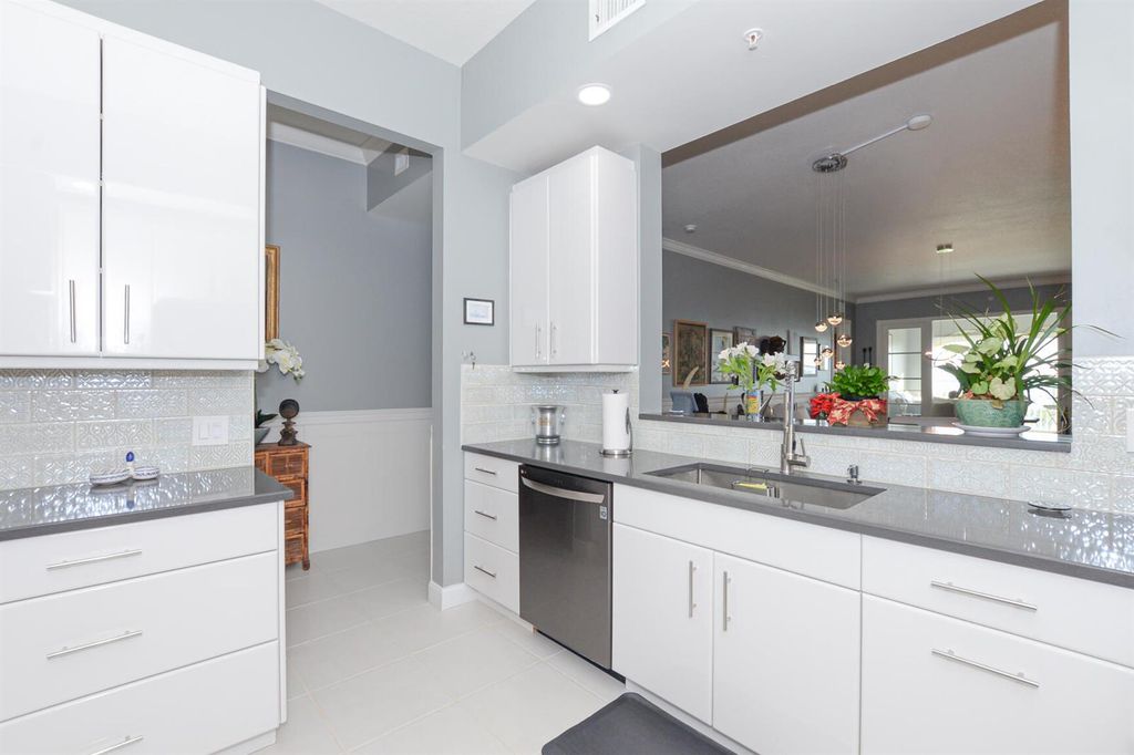 Image 6 of property listing at 23 Harbour Isle Drive W 303, Fort Pierce, FL 34949