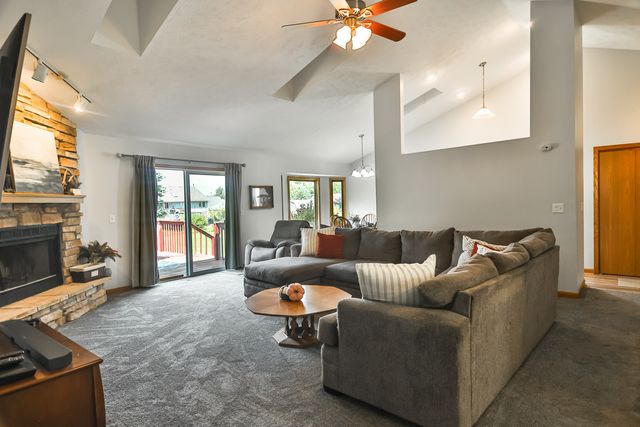 2212 CANDLEWICK Drive SE, Poplar Grove, IL 61065