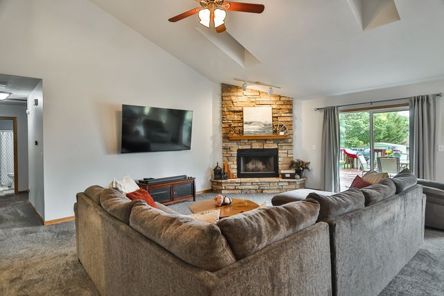 2212 CANDLEWICK Drive SE, Poplar Grove, IL 61065