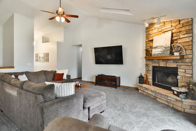 2212 CANDLEWICK Drive SE, Poplar Grove, IL 61065