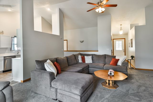 2212 CANDLEWICK Drive SE, Poplar Grove, IL 61065