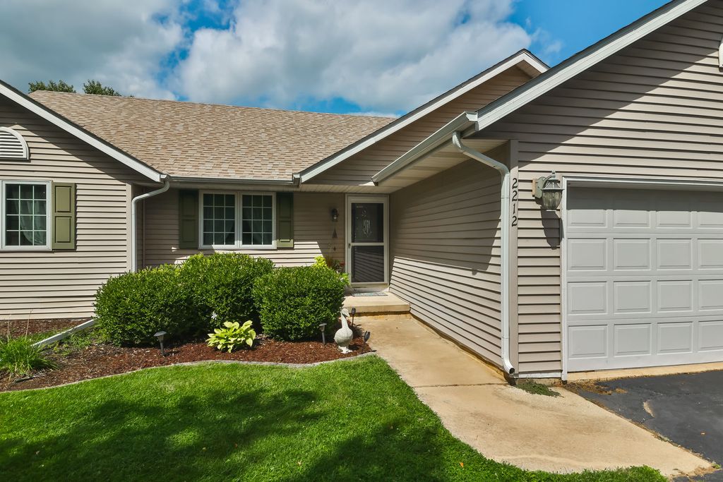 2212 CANDLEWICK Drive SE, Poplar Grove, IL 61065