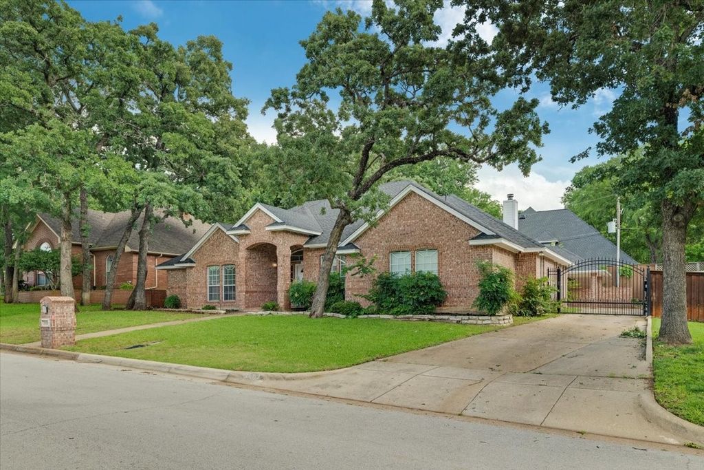 3402 Blue Forest Drive, Arlington, TX 76001 — exterior