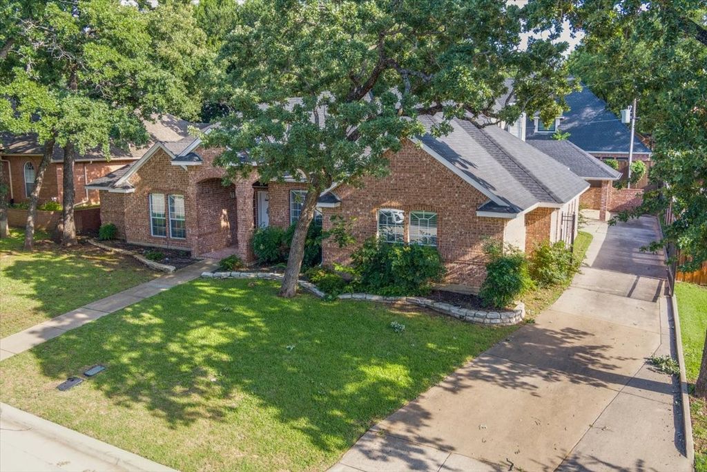 3402 Blue Forest Drive, Arlington, TX 76001 — photo 2