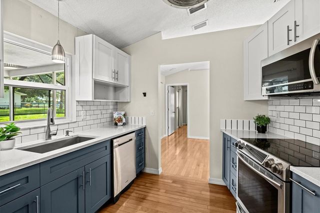 7129 QUEEN PALM CIRCLE, Sarasota, FL 34243