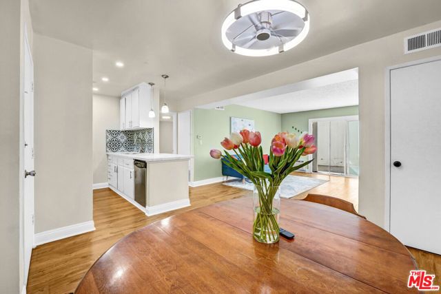 18620 Hatteras Street 145, Tarzana (los Angeles), CA 91356