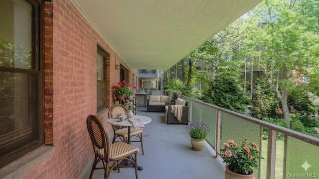 20 Canterbury Road 1P, Great Neck, NY 11021