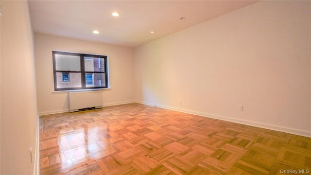 20 Canterbury Road 1P, Great Neck, NY 11021