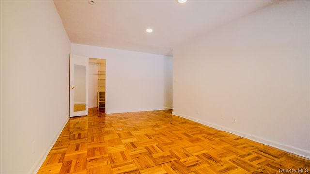20 Canterbury Road 1P, Great Neck, NY 11021