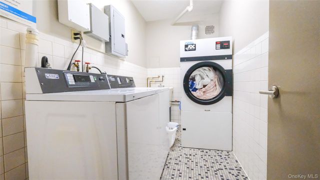 20 Canterbury Road 1P, Great Neck, NY 11021