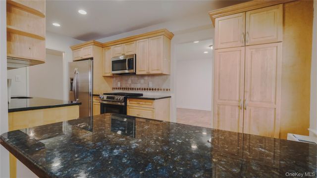 20 Canterbury Road 1P, Great Neck, NY 11021