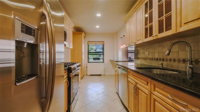20 Canterbury Road 1P, Great Neck, NY 11021