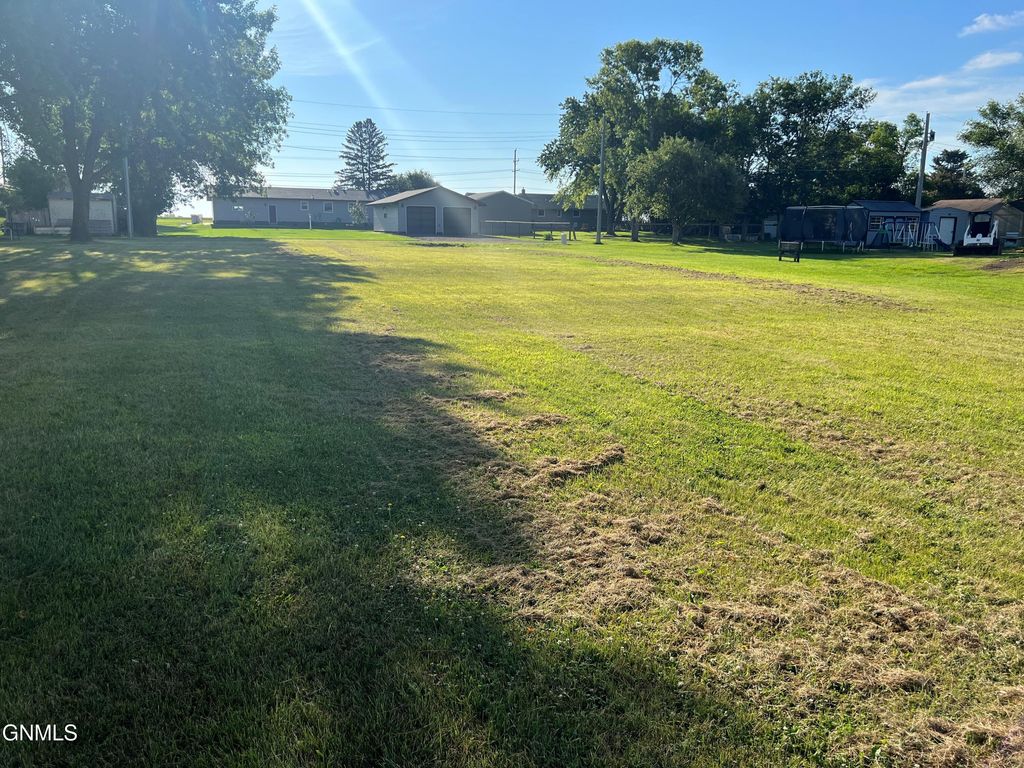 2023 5th Avenue SW, Jamestown, ND 58401 photo 2