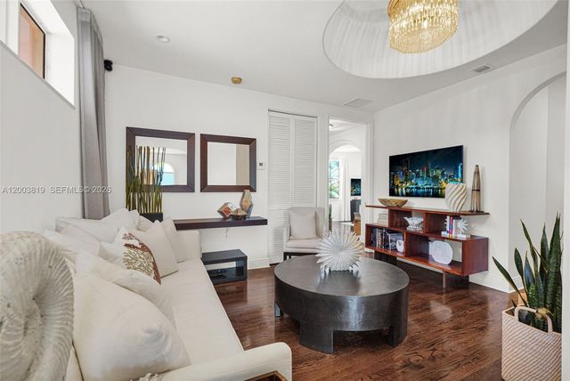 2143 N Bay Rd, Miami Beach, FL 33140