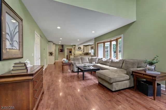 588 Stonetown Rd, Ringwood Boro, NJ 07456