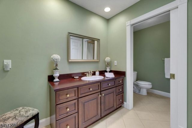 588 Stonetown Rd, Ringwood Boro, NJ 07456