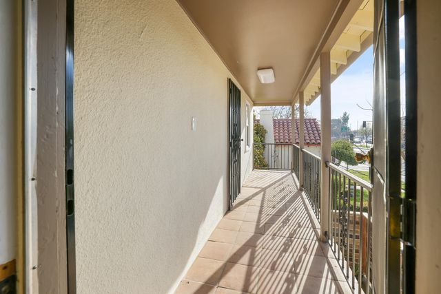1090 E Tulare Avenue, Tulare, CA 93274