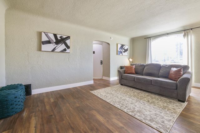 1090 E Tulare Avenue, Tulare, CA 93274