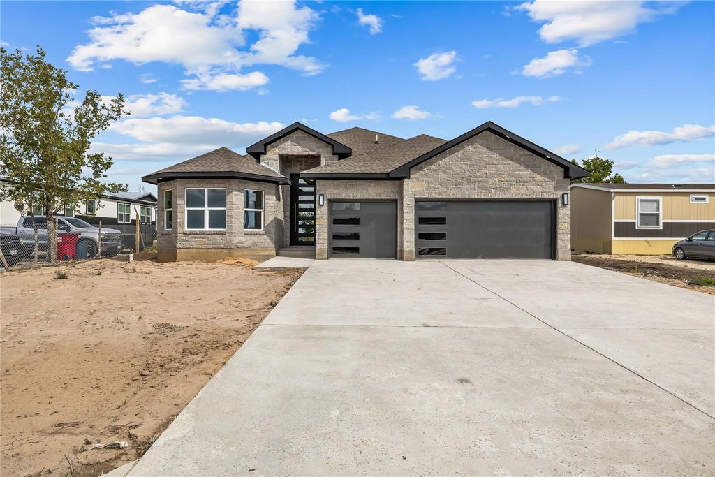 242 Amaranta LN, Dale, TX 78616