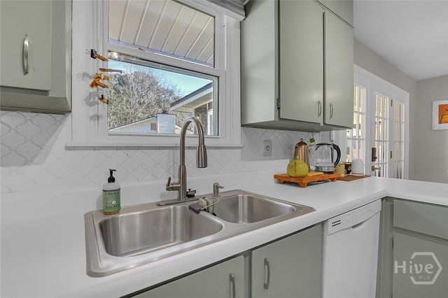 807 Dyches Drive, Savannah, GA 31406