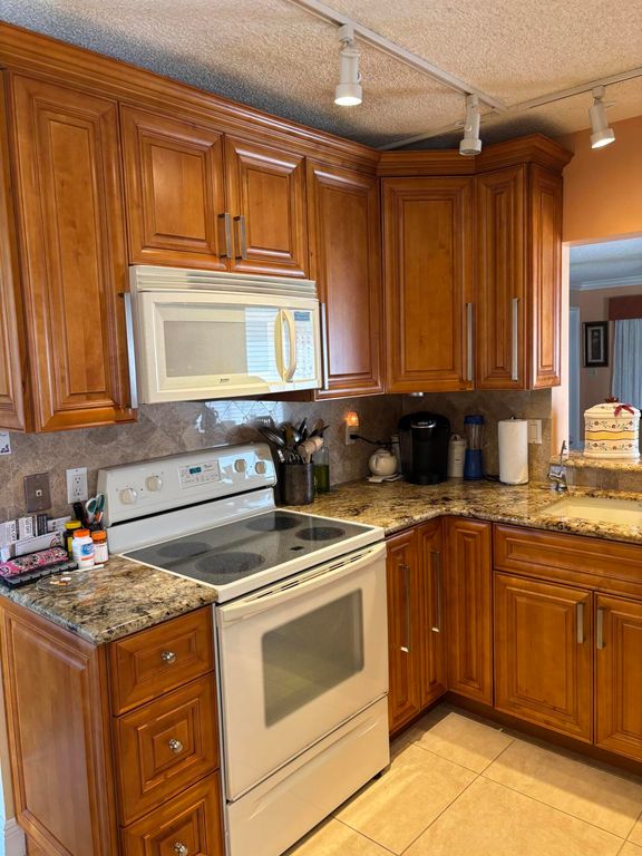 60 Pelican Pointe Drive 1020, Delray Beach, FL 33483