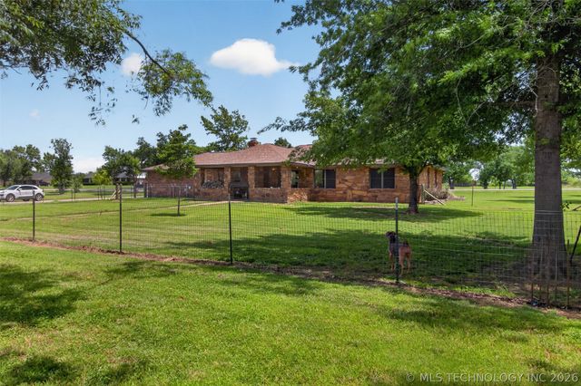 20662 S Carefree Drive, Claremore, OK 74019