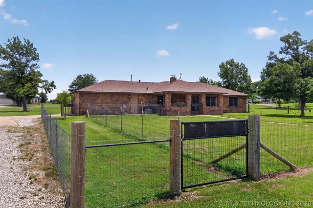 20662 S Carefree Drive, Claremore, OK 74019