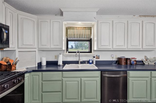 20662 S Carefree Drive, Claremore, OK 74019