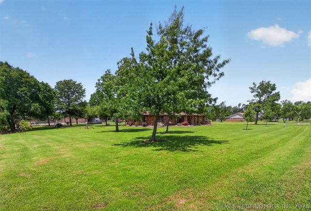 20662 S Carefree Drive, Claremore, OK 74019