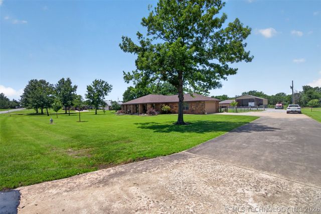 20662 S Carefree Drive, Claremore, OK 74019