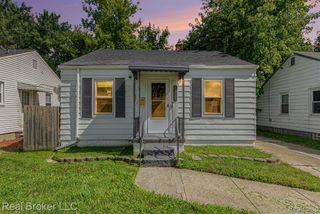 18565 Kenosha Street, Harper Woods, MI 48225