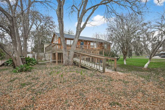 710 Pony Lane, Wallis, TX 77485