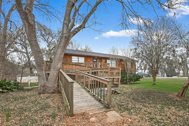 710 Pony Lane, Wallis, TX 77485