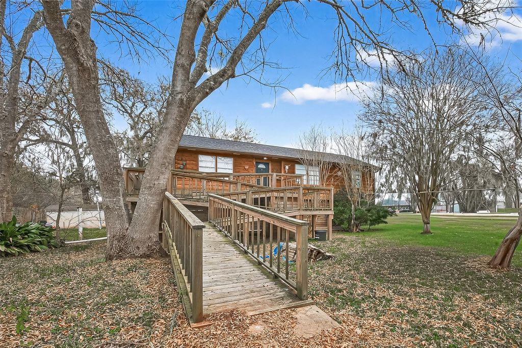 710 Pony Lane, Wallis, TX 77485