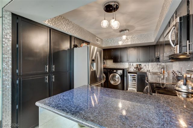 205 East Harmon 807, Las Vegas, NV 89169