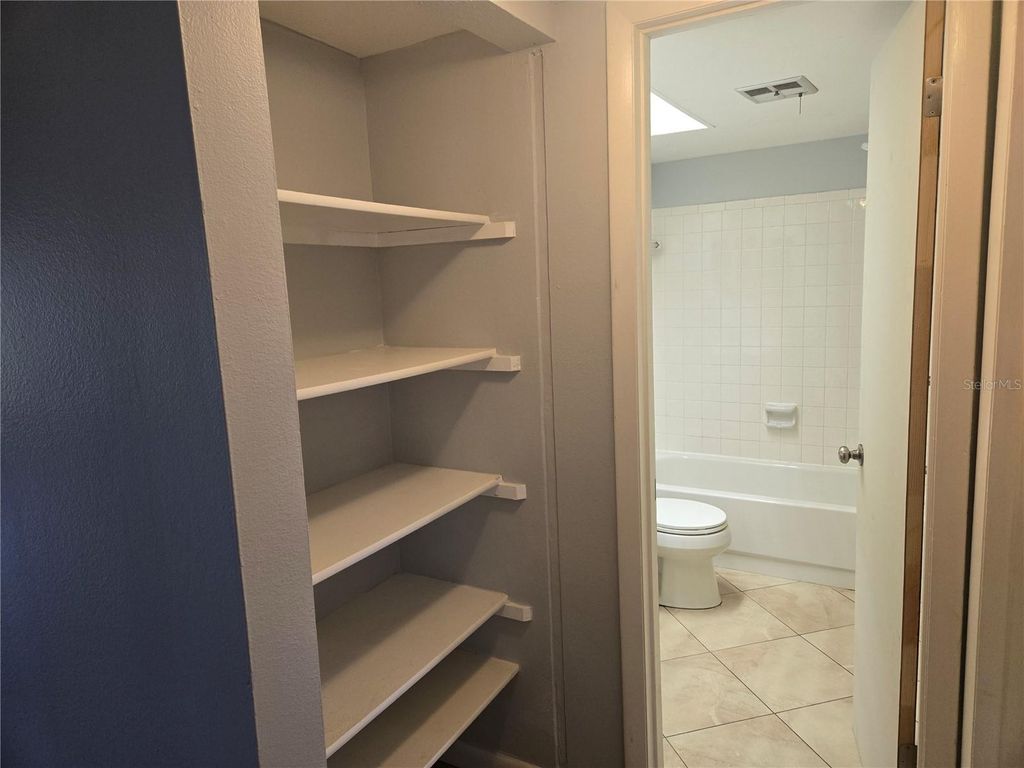 Image 12 of property listing at 6328 7TH AVENUE W 6328, Bradenton, FL 34209