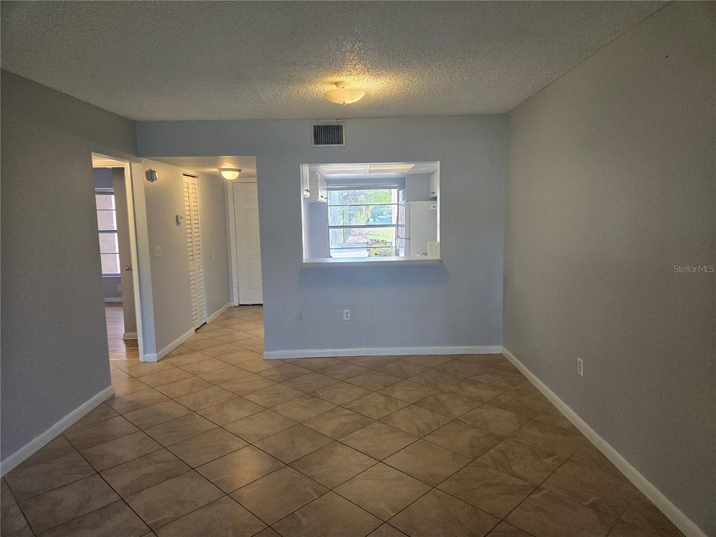 Image 5 of property listing at 6328 7TH AVENUE W 6328, Bradenton, FL 34209