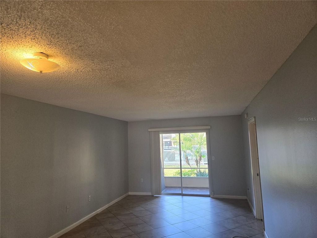 Image 6 of property listing at 6328 7TH AVENUE W 6328, Bradenton, FL 34209