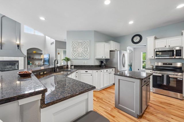 261 Ridgeway Path, Oconomowoc, WI 53066