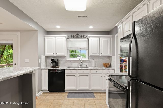 7704 Chloe Chase, Louisville, KY 40219