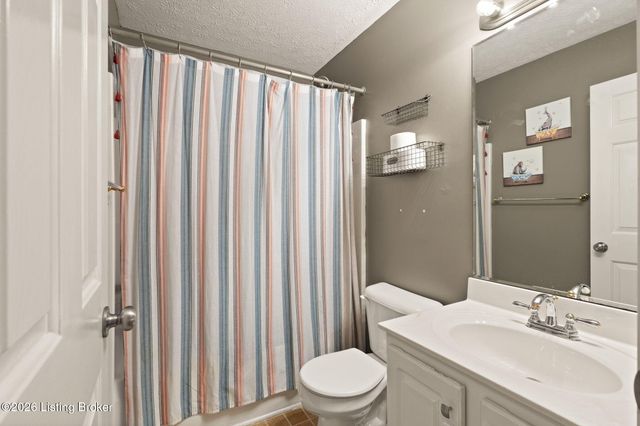 7704 Chloe Chase, Louisville, KY 40219