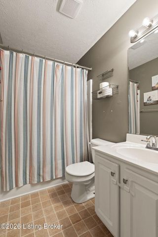 7704 Chloe Chase, Louisville, KY 40219