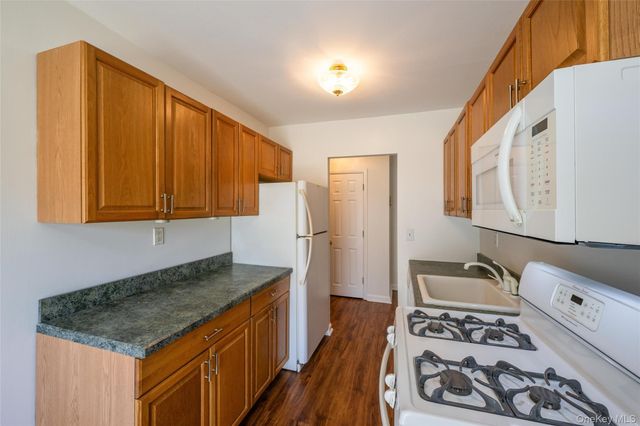 460 Old Town Road 20F, Port Jefferson Station, NY 11776