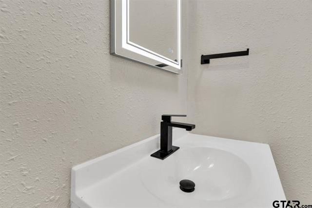 2425 Oak Ln, Tyler, TX 75701