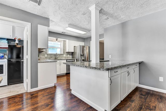 404 Independence Drive, Friendswood, TX 77546
