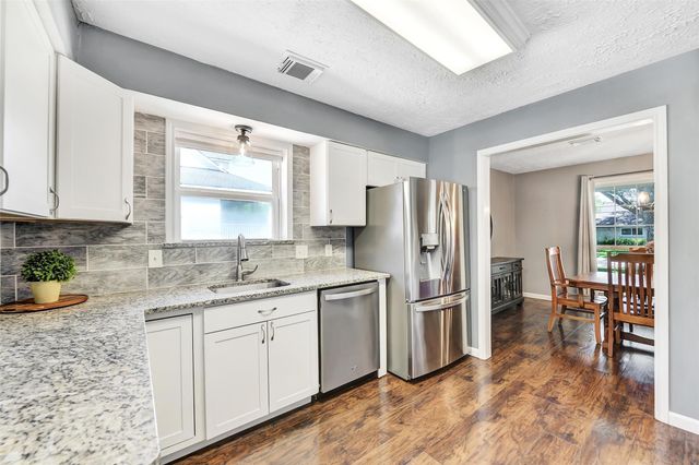 404 Independence Drive, Friendswood, TX 77546