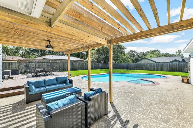 404 Independence Drive, Friendswood, TX 77546